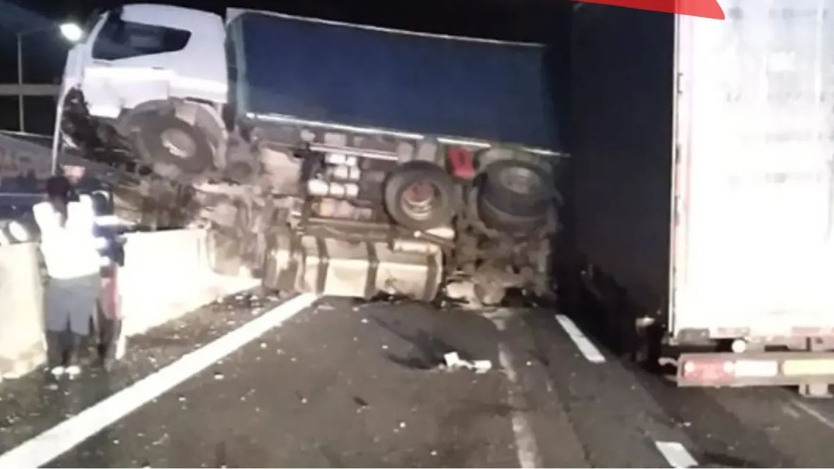 Rimini, grave incidente sulla A14: tir si intraversa, auto in fiamme e tre feriti