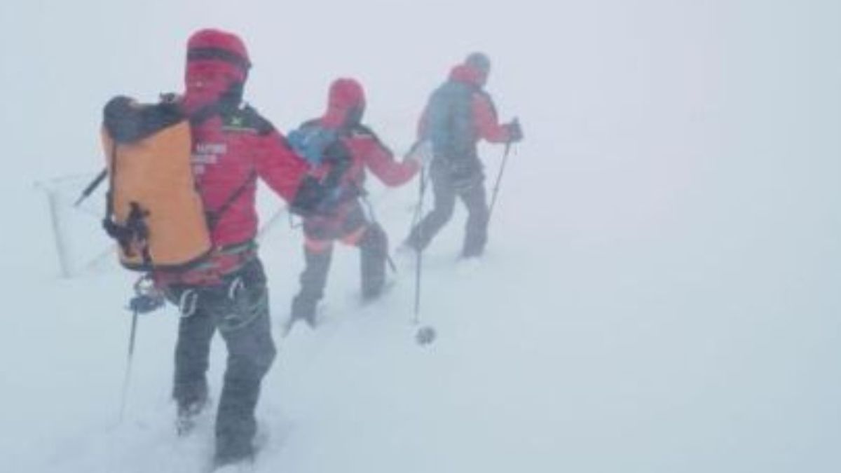 Alpinisti dispersi sul Gran Sasso, ricerche interrotte: “Condizioni meteo proibitive”