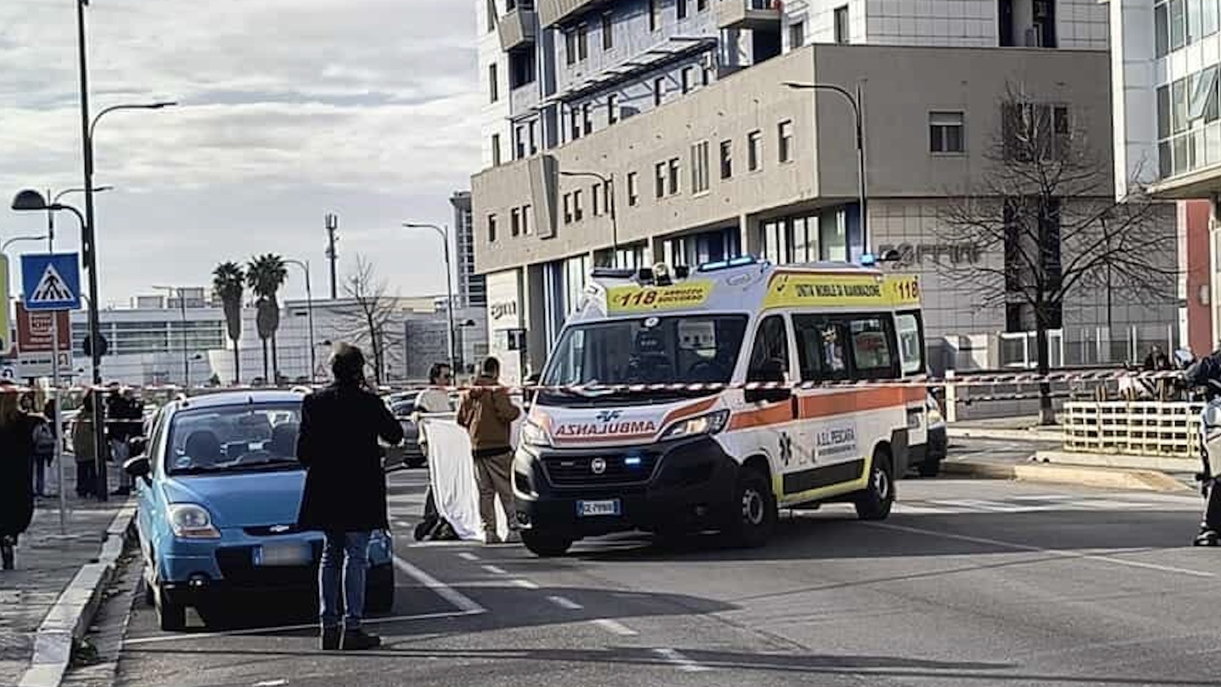 Pescara, 15enne travolta sulle strisce pedonali: è in rianimazione