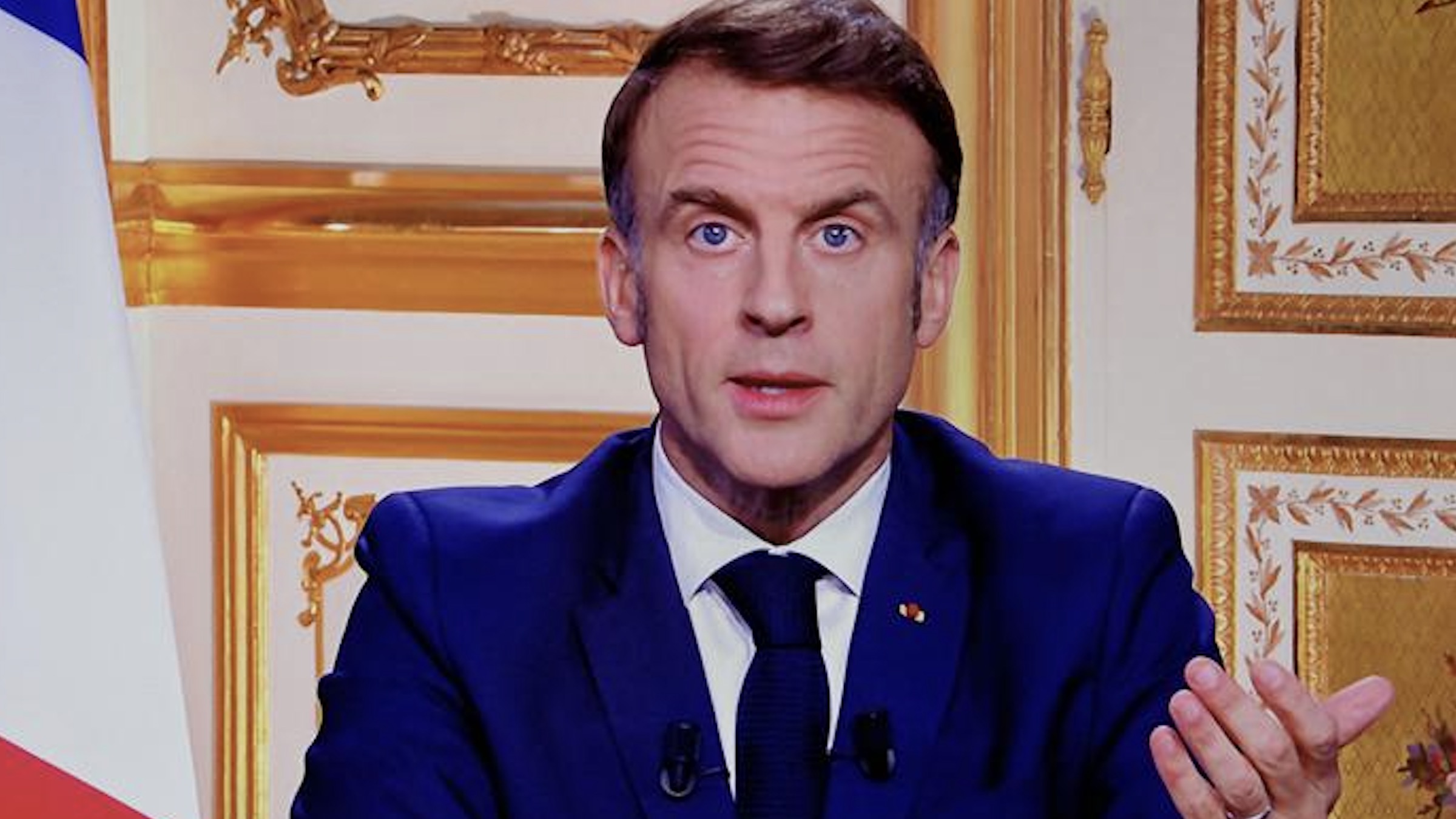 Francia, Macron parla alla nazione: “Resterò fino alla fine del mio mandato”