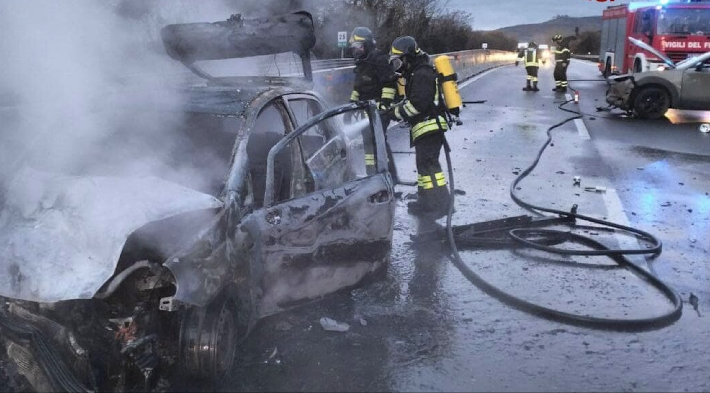 Incidente sul raccordo Perugia Bettolle: nello schianto auto va a fuoco