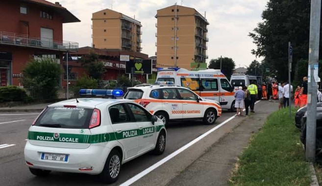 Milano, attraversa sulle strisce e viene travolta: grave una donna