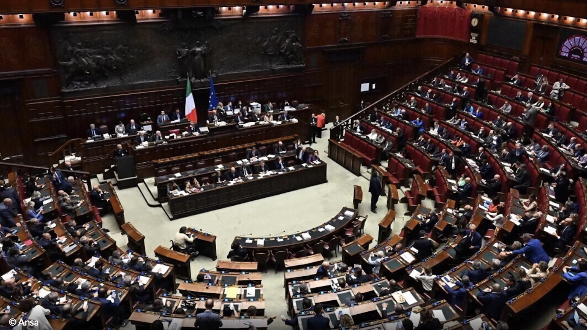 Manovra, il governo incassa la fiducia alla Camera con 211 sì. Atteso il voto finale