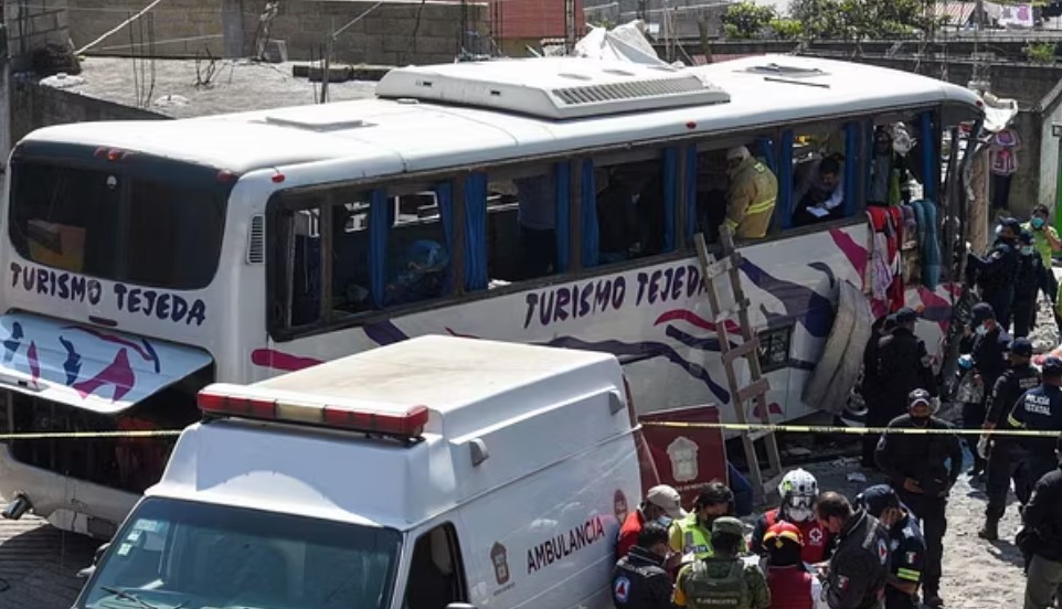 Messico, violento scontro tra un bus e un camion: 8 morti e 27 feriti