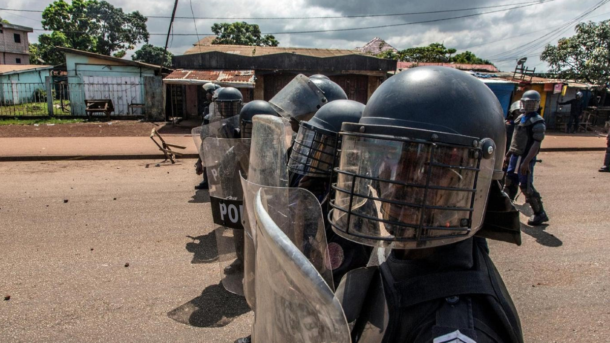 Violenza al torneo di calcio in Guinea: Decine di morti negli scontri tra tifosi