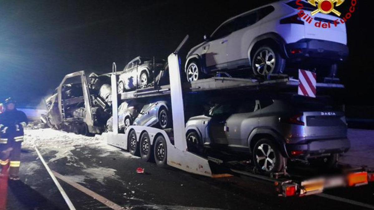 Incidente mortale sull’autostrada A4 Torino Trieste all’altezza di Udine: autoarticolato e bisarca in fiamme, un morto e due feriti gravi