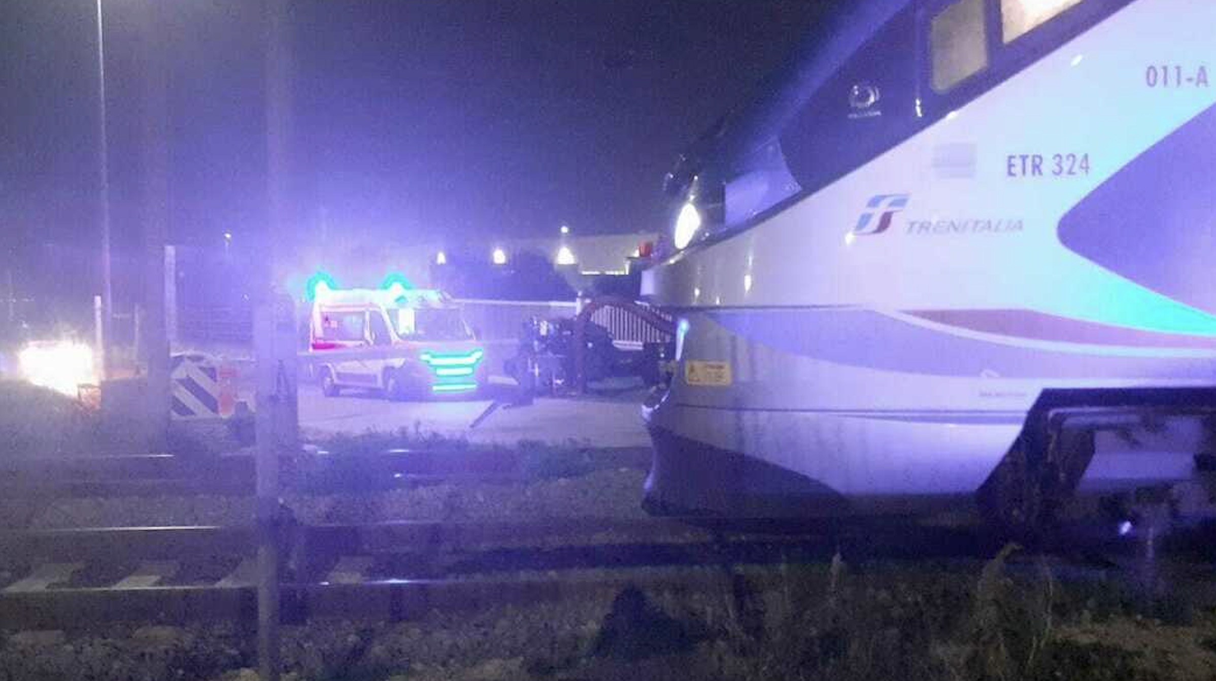 Ragazza armata di ascia aggredisce un carabiniere sul Regionale: terrore sul treno dei pendolari