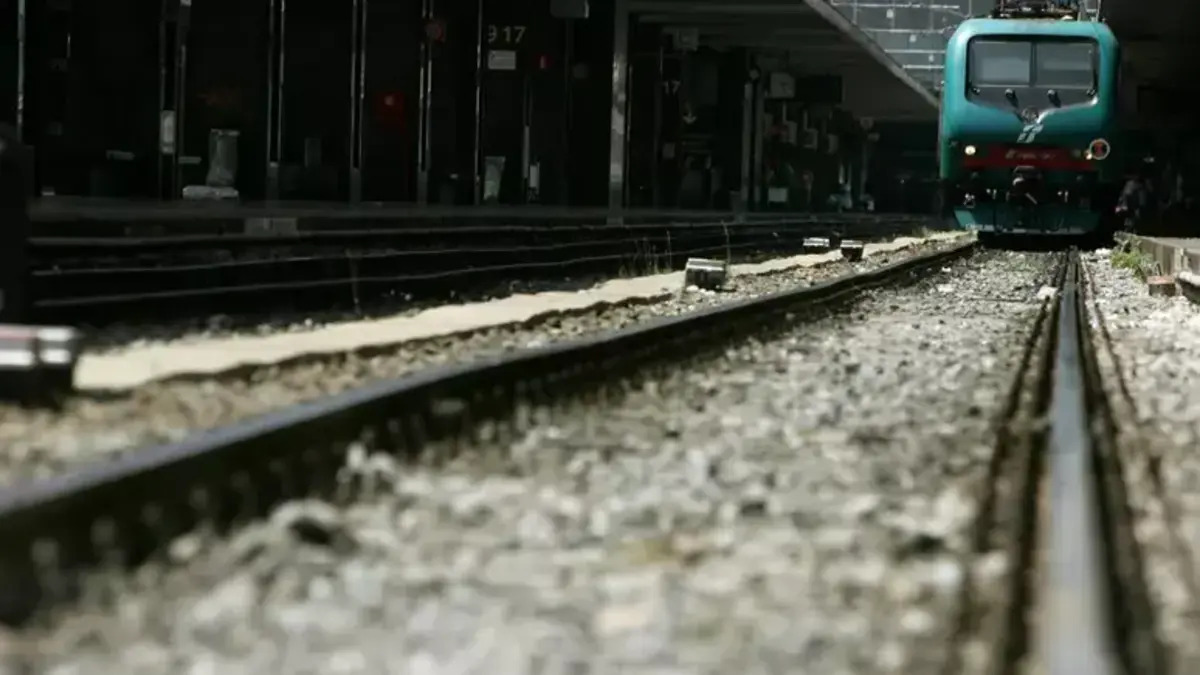 Ferrovie, cade il muro sui binari. Cosa succede