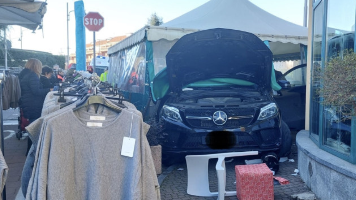 Tragedia sfiorata a Vinovo: Auto piomba su dehor, quattro persone travolte