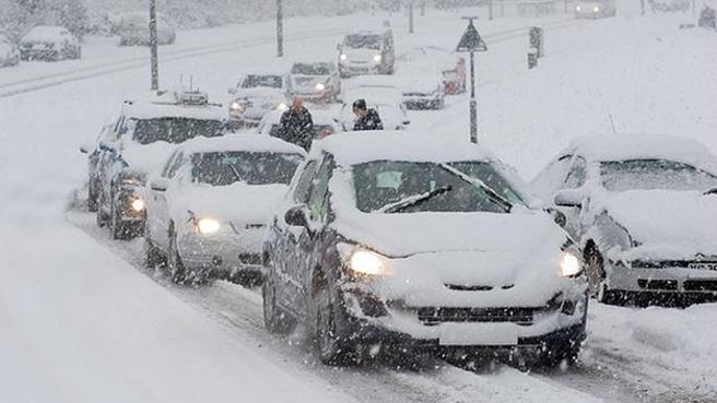 20 Auto bloccate dalla neve in Oregon: una cade da un ponte