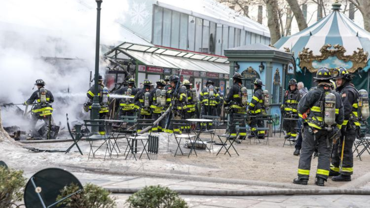 Incendio a Bryant Park: Fiamme nel Mercato Natalizio di Manhattan