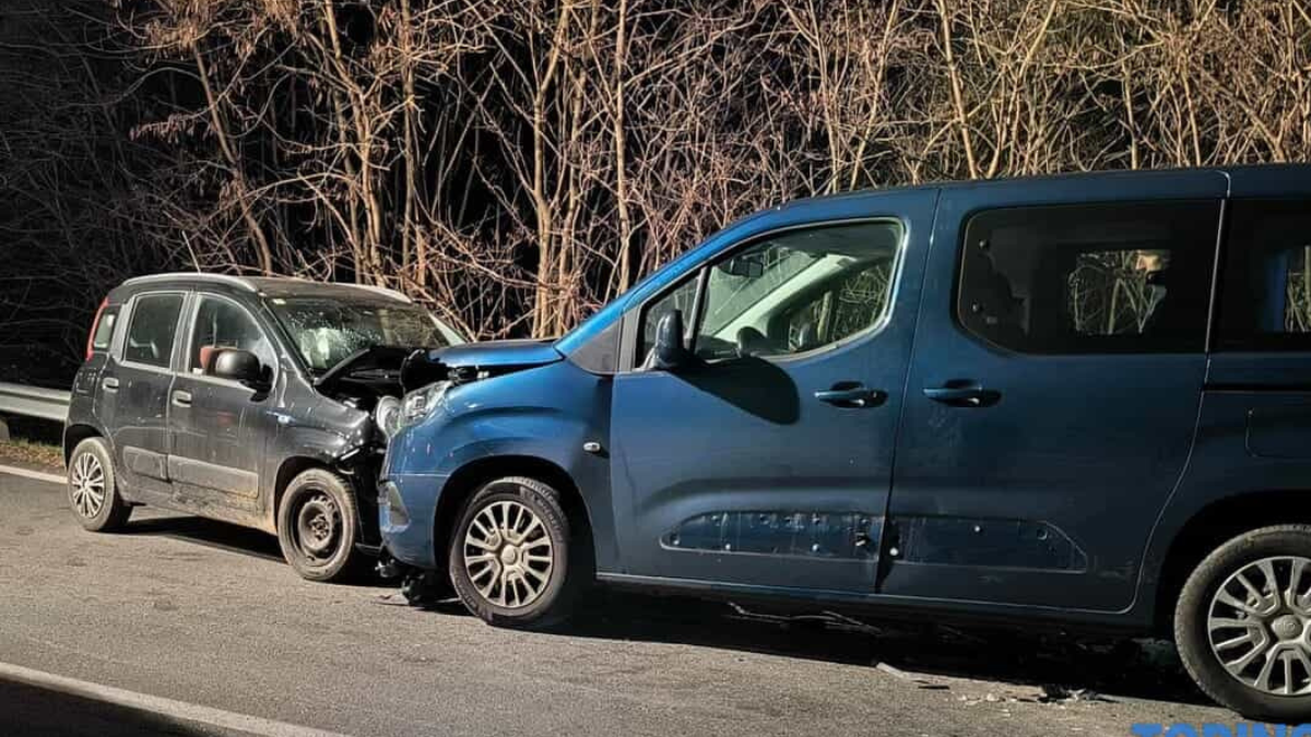 Incidente sulla pedemontana: scontro frontale tra auto a Castellamonte, giovane in fuga a piedi dopo l’urto