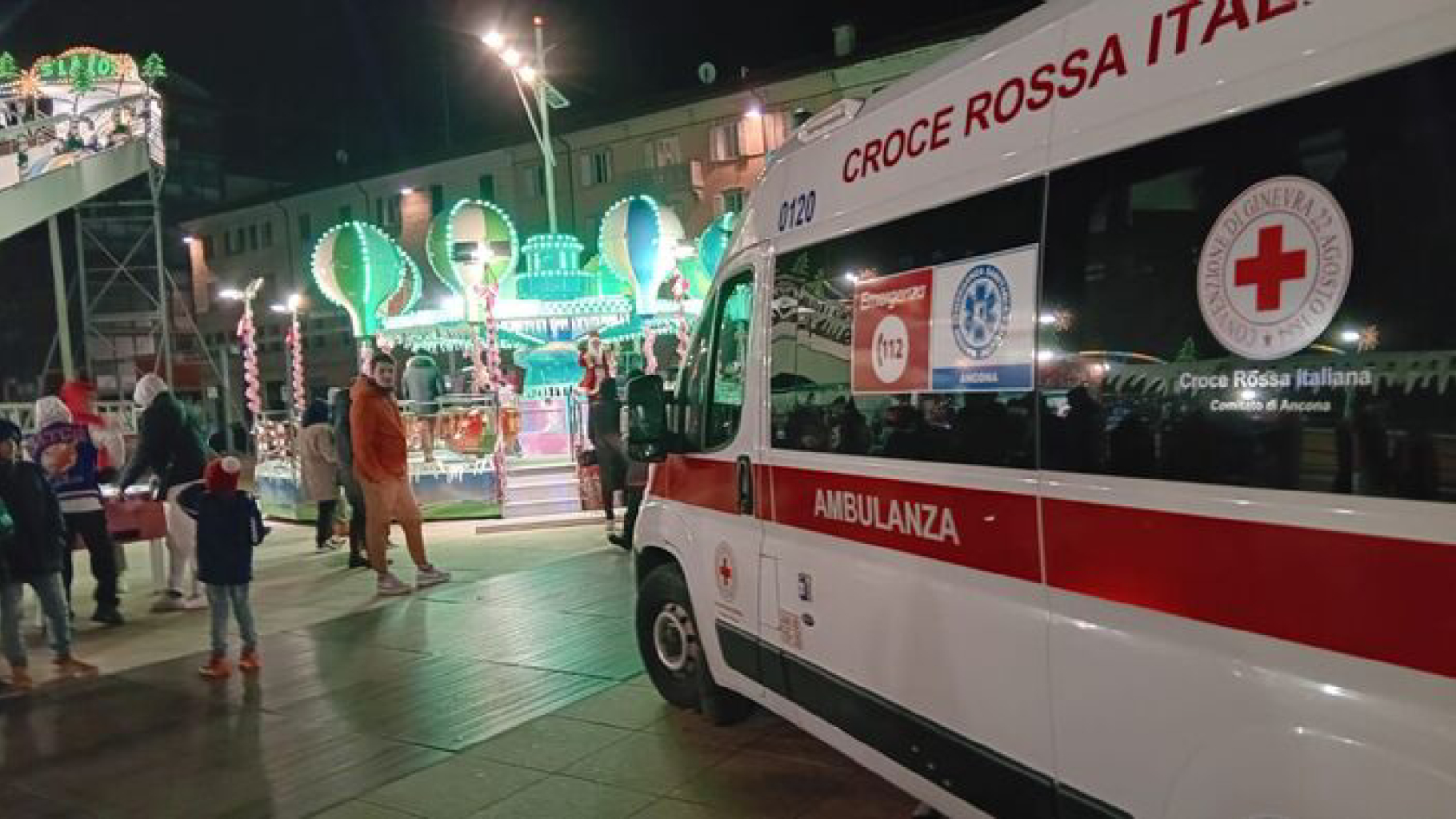 Grave incidente al luna park di Ancona: ragazza espulsa da una giostra