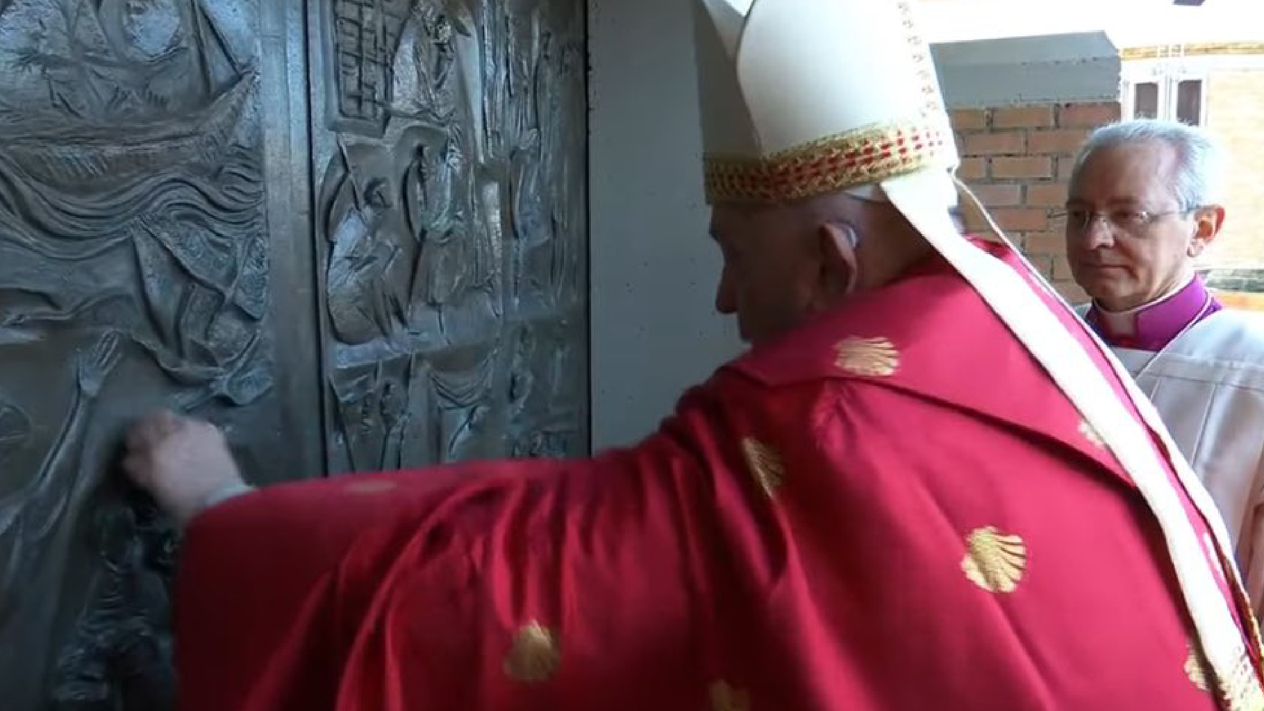 Papa Francesco apre la porta santa del giubileo a Rebibbia: “La speranza non delude”