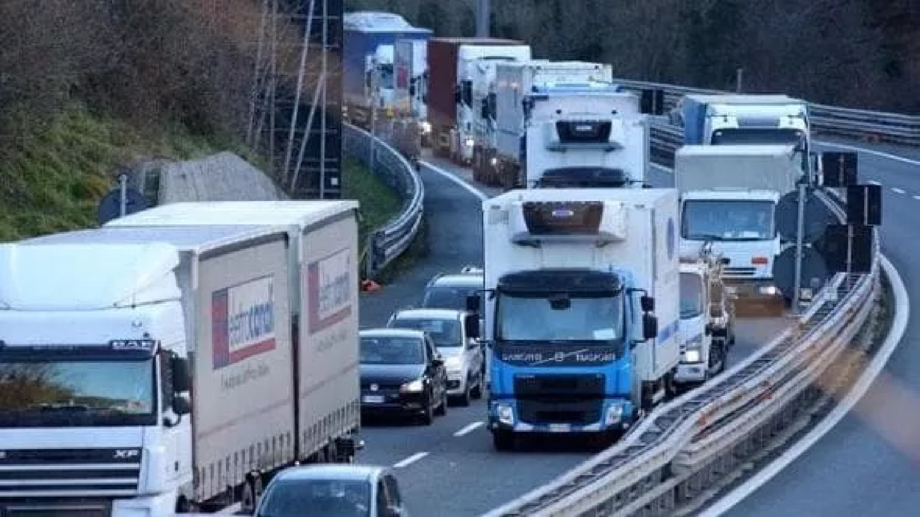 Italia, incidente aereo: si schianta vicino all’autostrada!