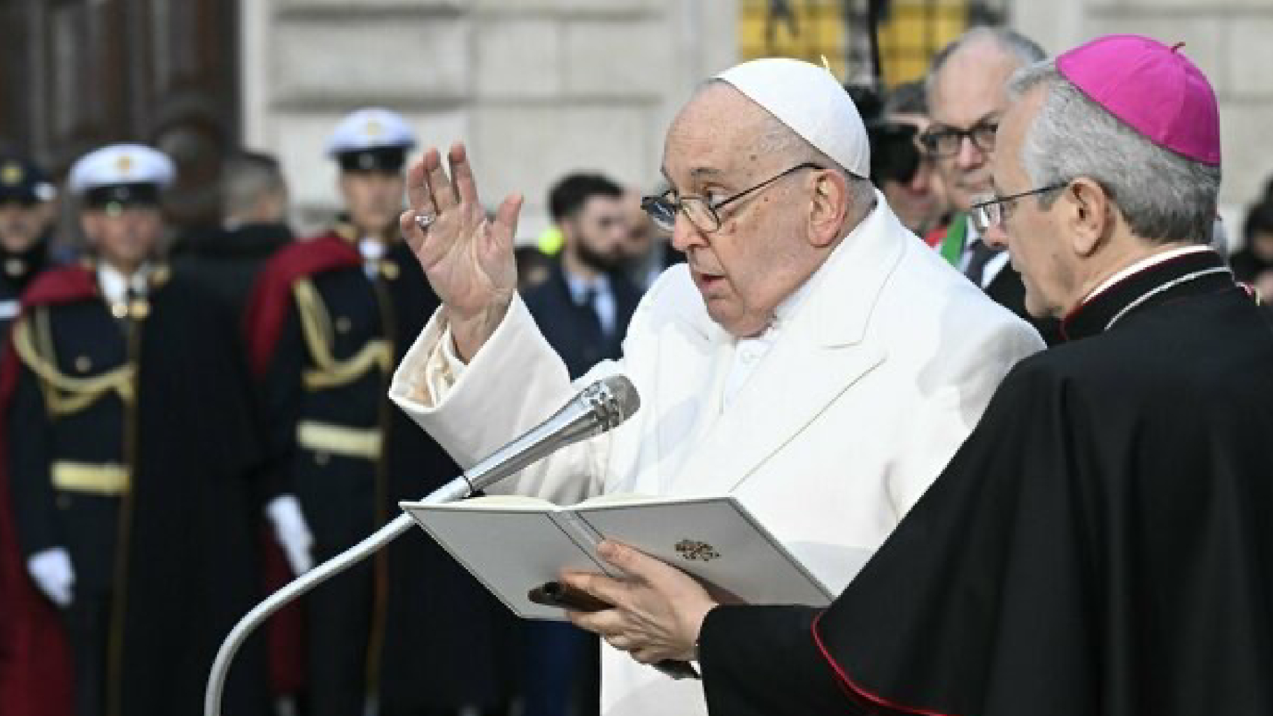 Piazza di Spagna: un’attivista si avventa sul corteo papale