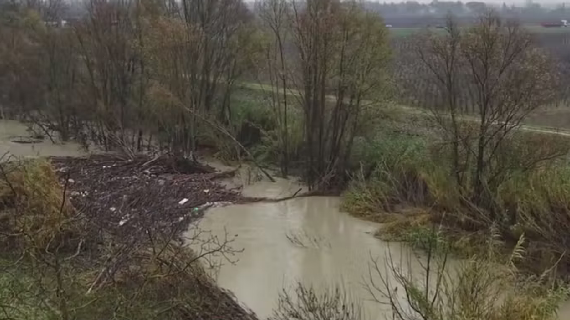 Fiume a rischio vicino l’autostrada, cosa succede