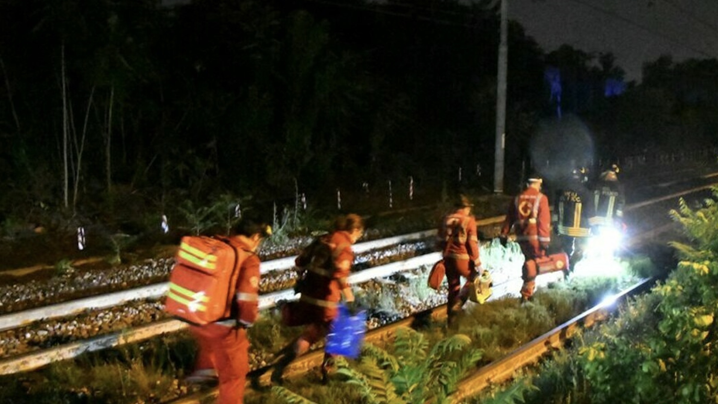 Operaio 31enne attraversa i binari in bicicletta e viene centrato e travolto da un treno merci: morto sul colpo