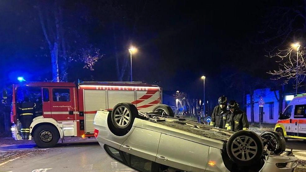 Incidente a Castelnovo: auto ribaltata, passeggero scomparso e guidatore che si rifiuta di farsi visitare