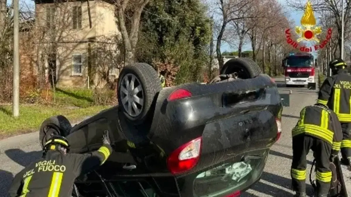 Bruttissimo incidente, auto completamente cappottata