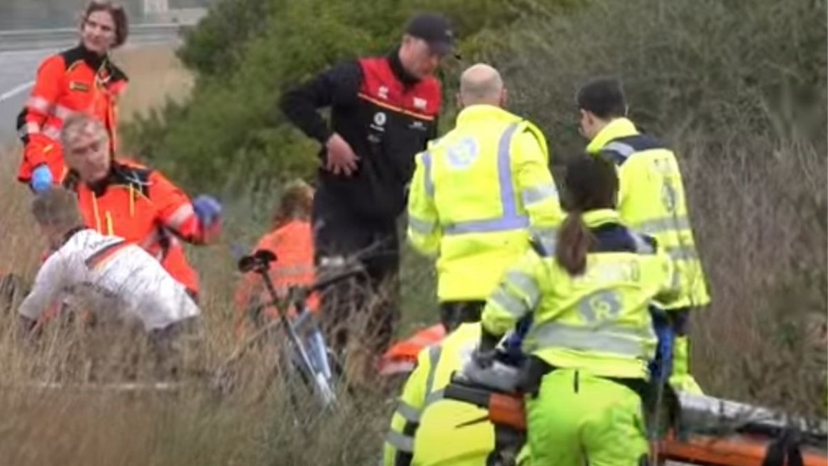 Ciclismo, un altro incidente sulla strada: sfiorata la strage