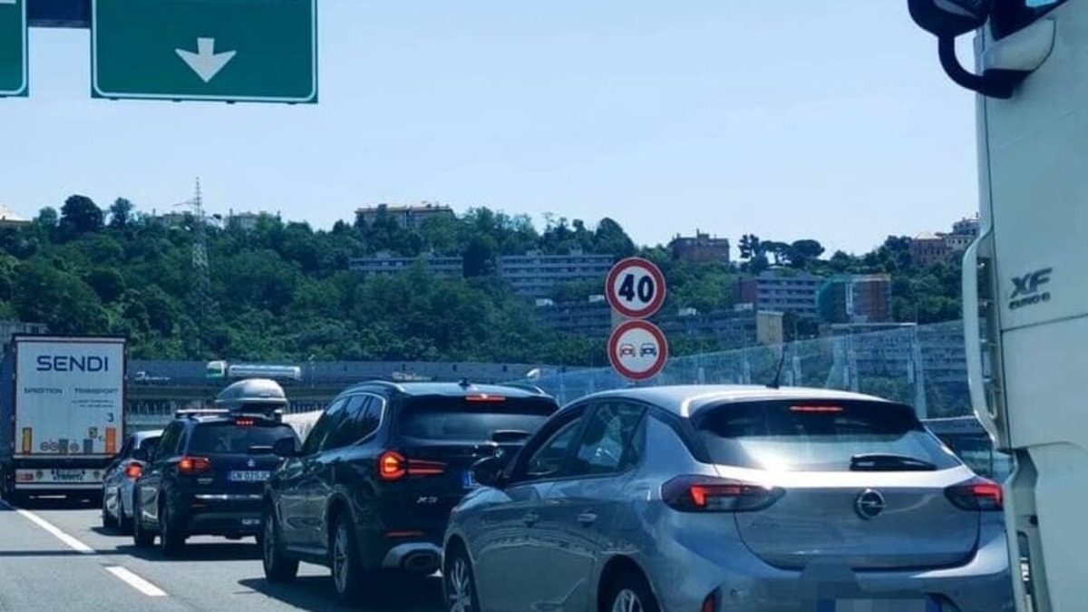 Incidente in autostrada, coinvolte un’auto e un tir. Tutto bloccato