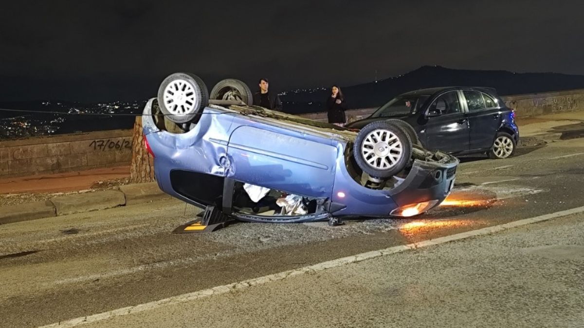 Incidente a Napoli, auto perde controllo e si ribalta in mezzo alla strada