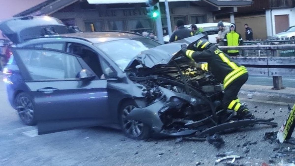 Auto si schianta contro un bus: è dramma, impatto violentissimo