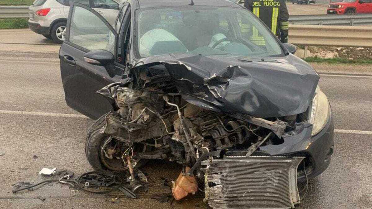 Tremendo incidente, uomo muore sul colpo. Tutto distrutto