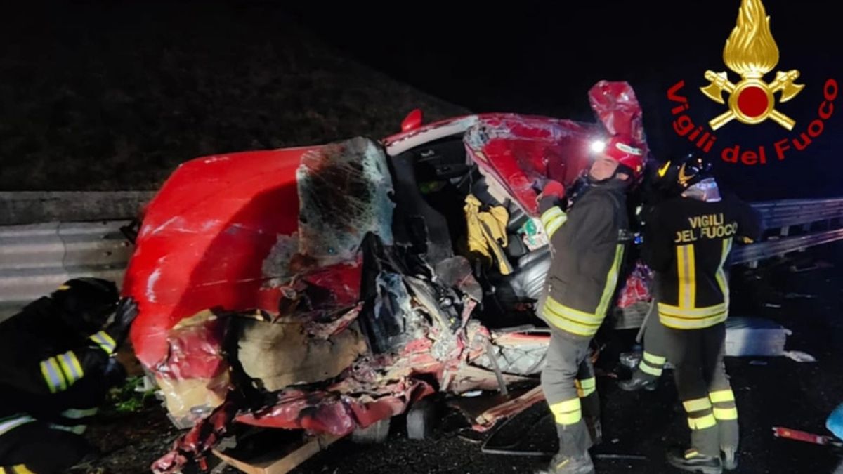 Auto schiacciata e trascinata da un tir, è dramma sull’autostrada