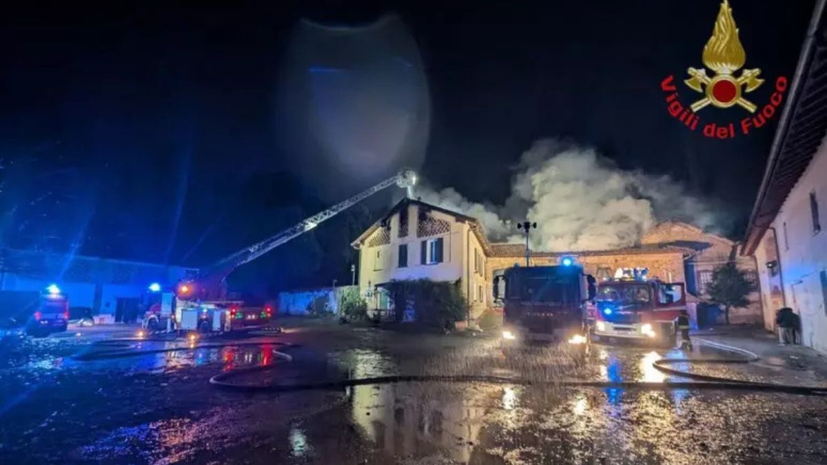 Villa storica in fiamme in Brianza, tre famiglie costrette a lasciare le loro case