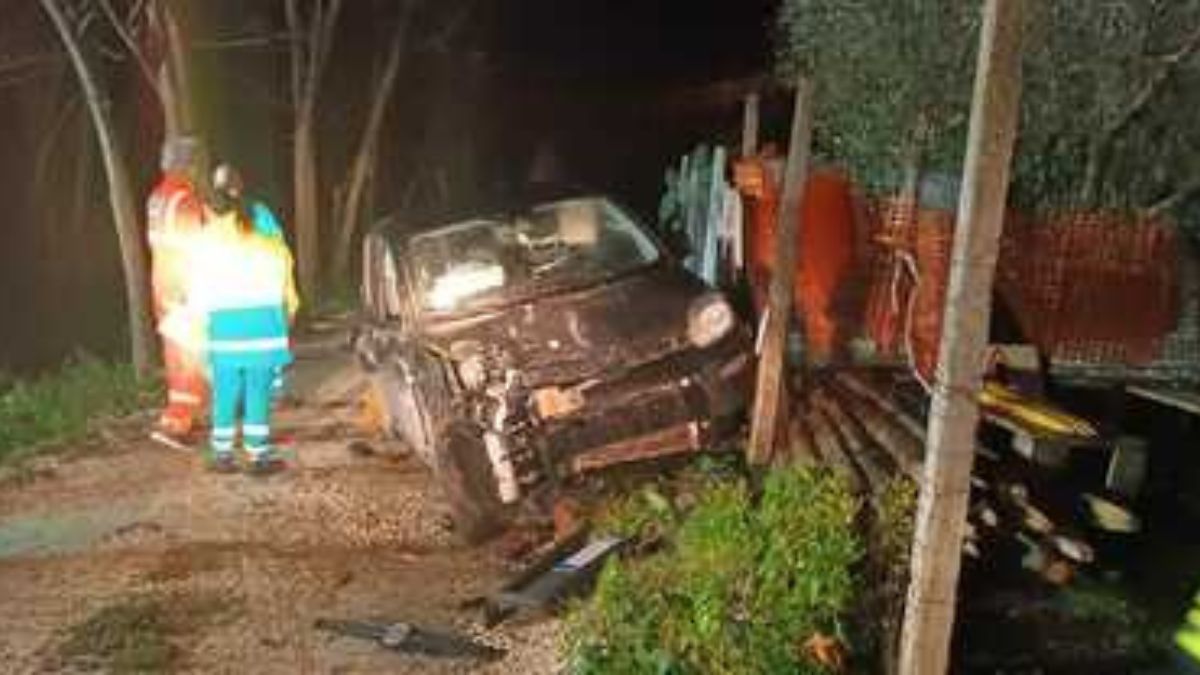 Sant’Agata de’ Goti, auto contro il guardrail finisce in una scarpata: morta 20enne