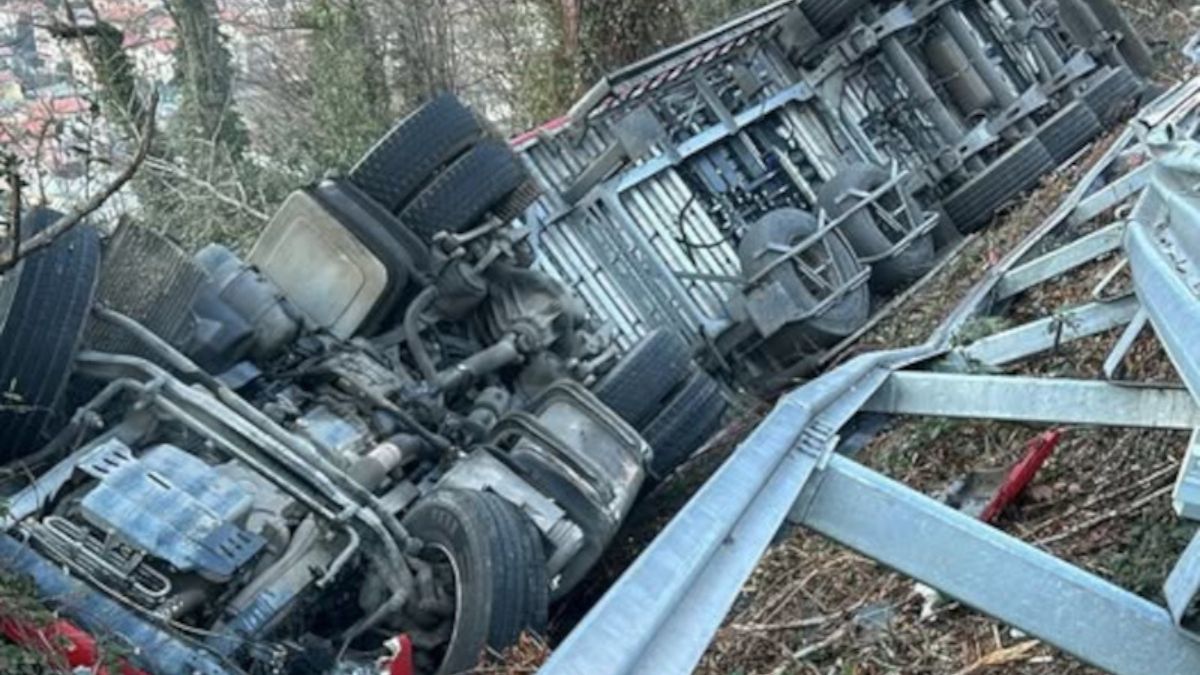 Camion si ribalta e vola fuori strada: tragedia sulla statale, bilancio drammatico