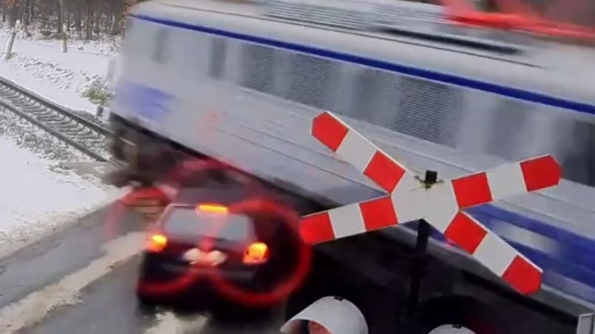 Il treno arriva, l’auto non si accorge: incidente spaventoso, il VIDEO