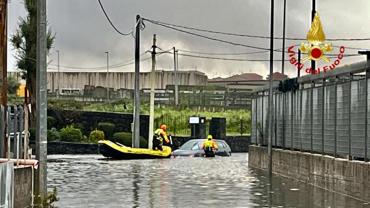 Esonda il fiume, emergenza maltempo in Italia: strade invase dall’acqua