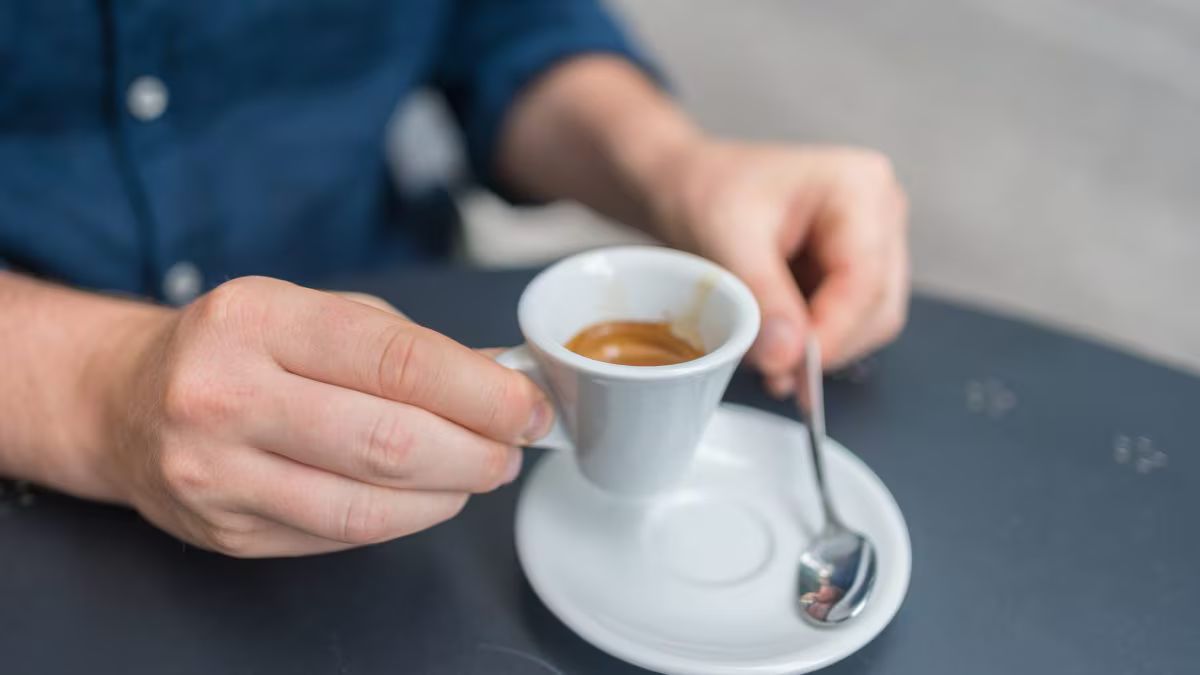 Beve il caffè al bar e inizia a vomitare sangue: orrore in Italia, cosa gli è successo