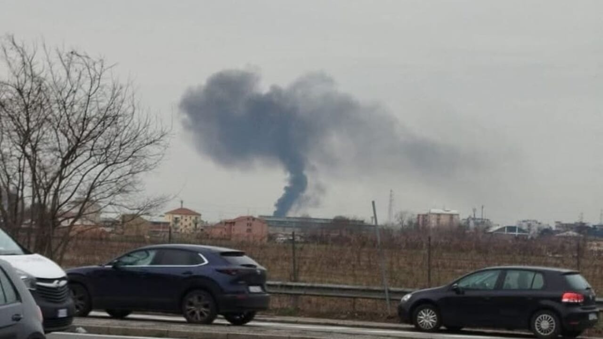 Nube di fumo nero in cielo, paura tra i residenti: il rogo improvviso, cosa sta succedendo