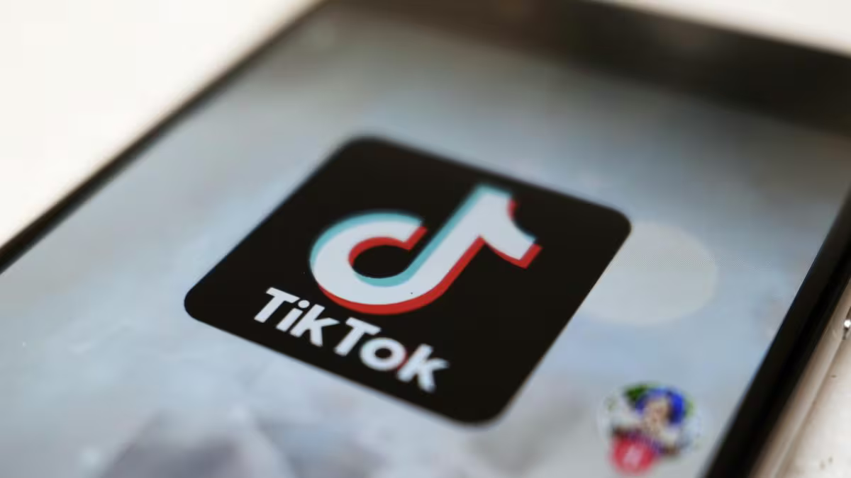 La figlia posta un video su TikTok, il padre si arrabbia e la uccide così: orrore disumano