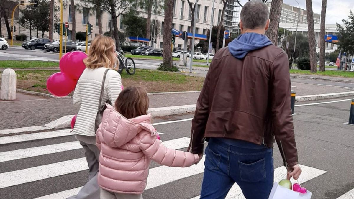 Giorgia Meloni e la figlia Ginevra a una mostra alla Nuvola di Fuksas: un uomo misterioso tiene per mano la bambina