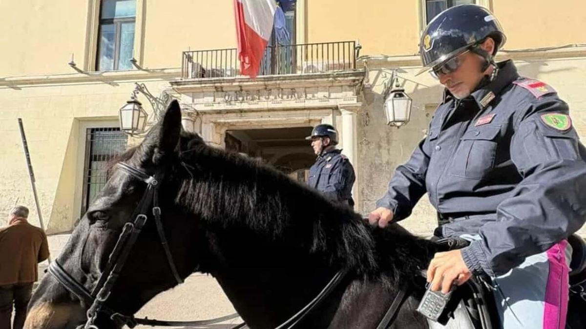 Clemente Petti, l’ispettore di polizia cade dal tetto di casa e muore