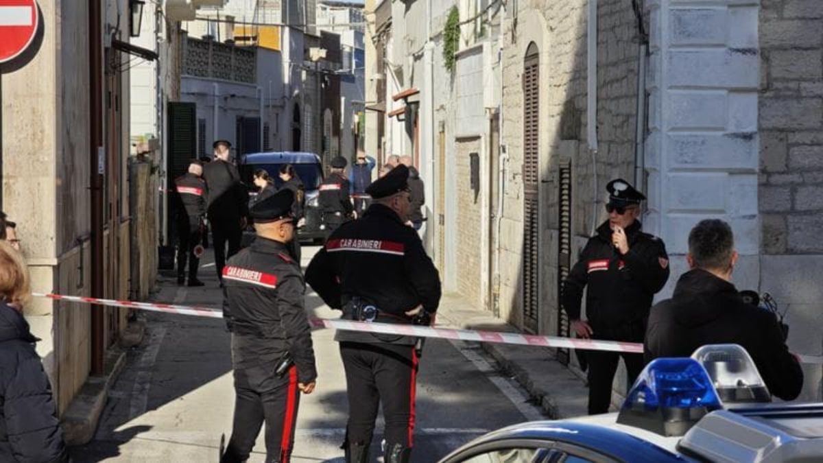 Uomo trovato morto in casa con ferite da coltello