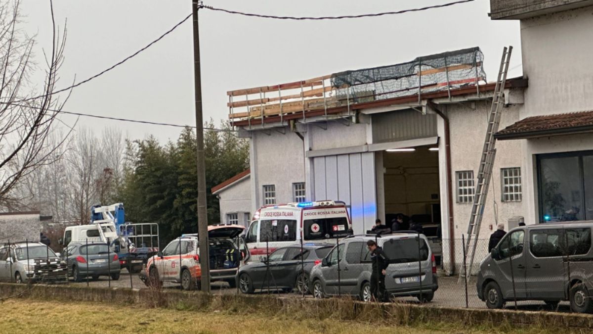 Cade dal tetto e fa un volo di 5 metri: morto operaio