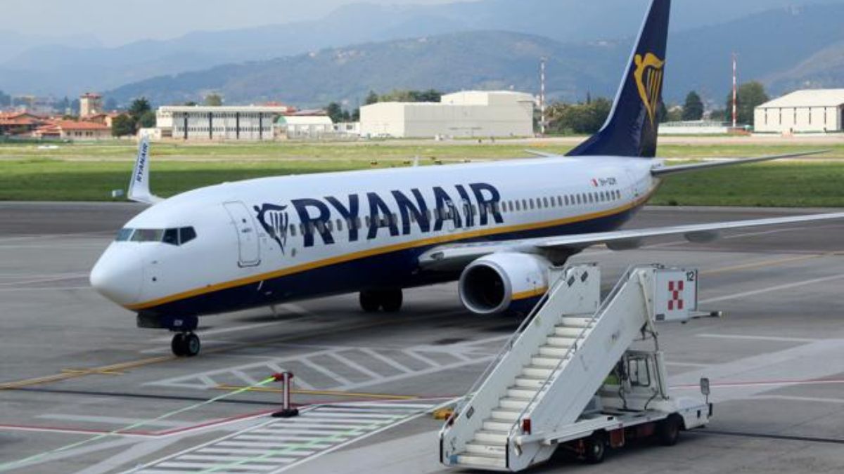 Passeggero costringe l’aereo ad atterraggio d’emergenza: Ryanair gli chiede 15mila euro di risarcimento