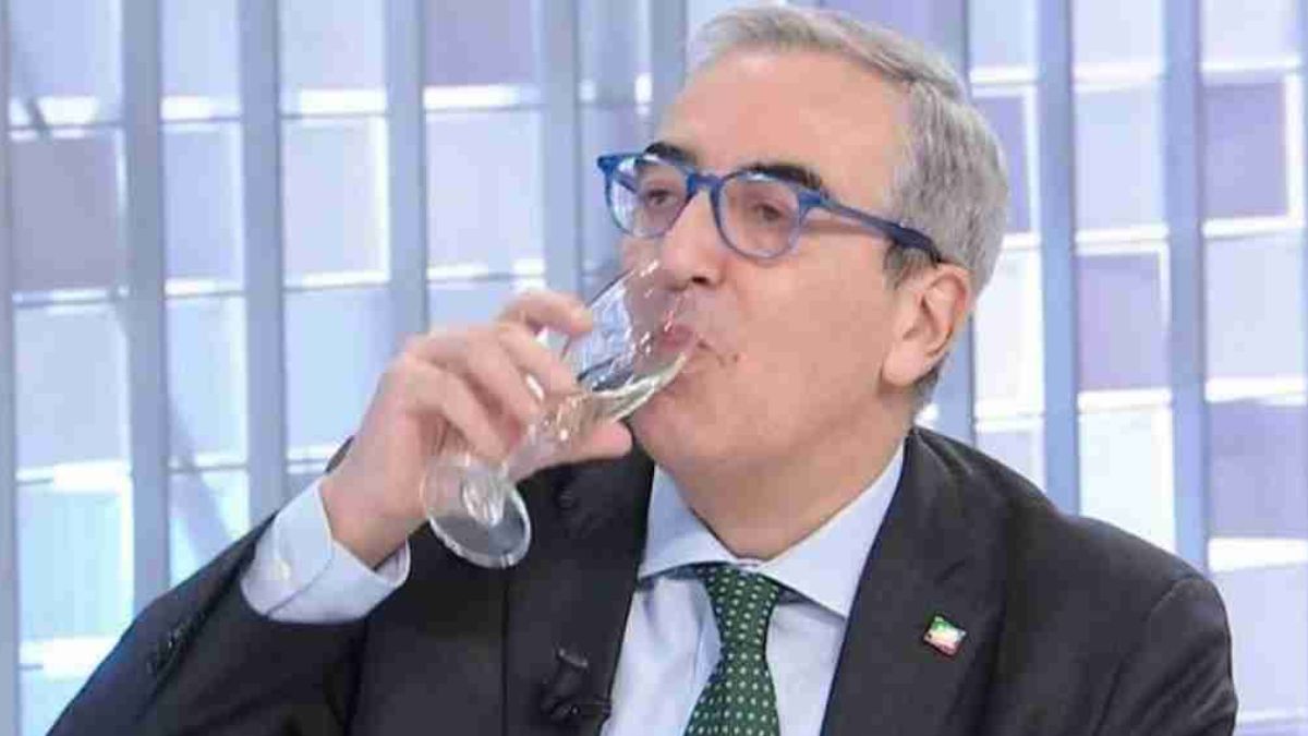 Nuovo codice della strada, Gasparri si sottopone all’alcol test e beve un prosecco in diretta su La7