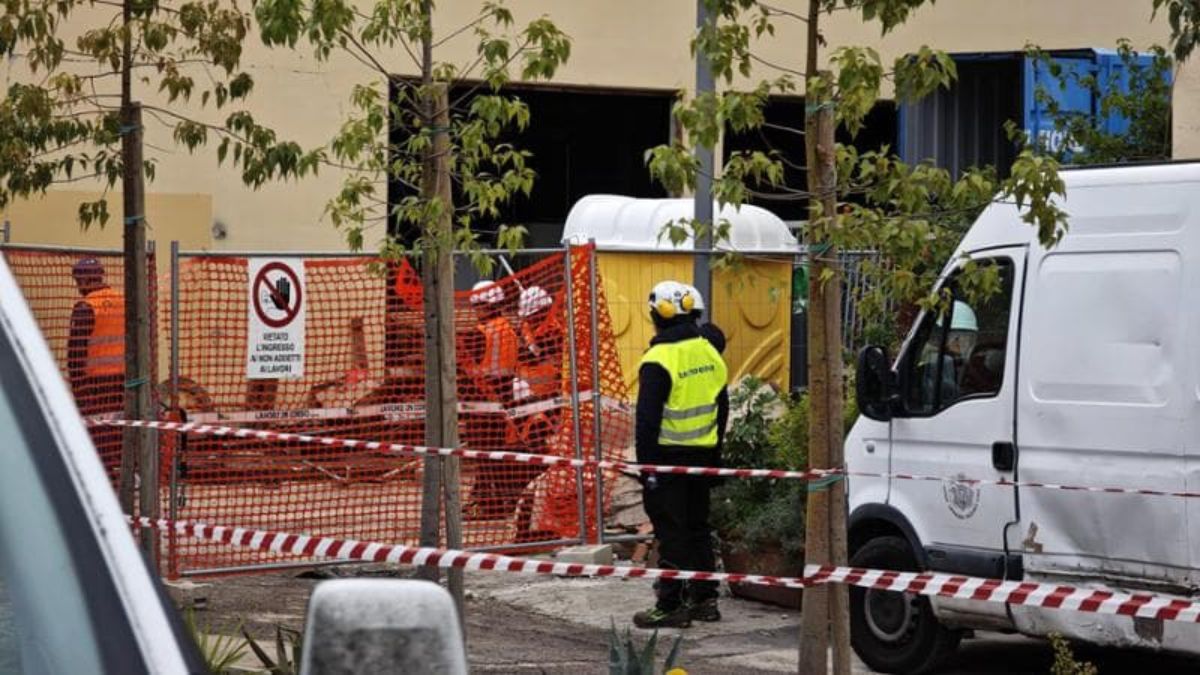 Bari, morto un operaio colpito dal carico di una gru