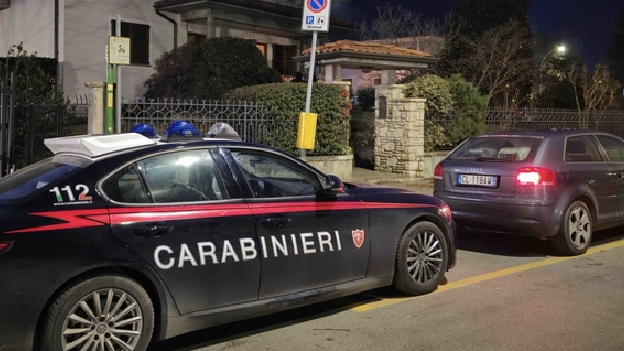 Brescia, trova in casa una pistola e parte un colpo: gravissima una bimba di 3 anni. Indagato il papà: “Forse le ha sparato la sorellina”