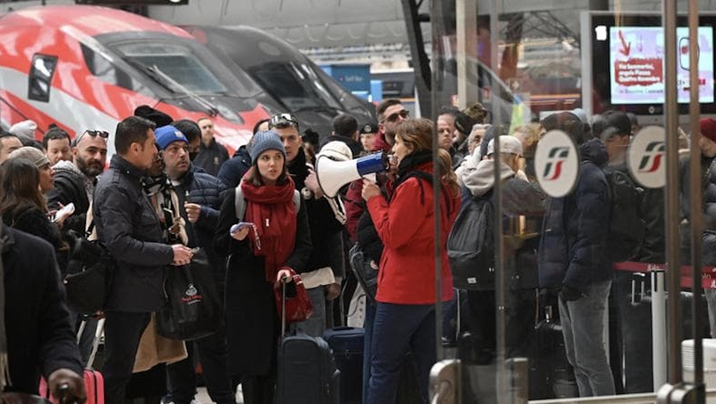 Caos treni, tutto bloccato: cosa è successo