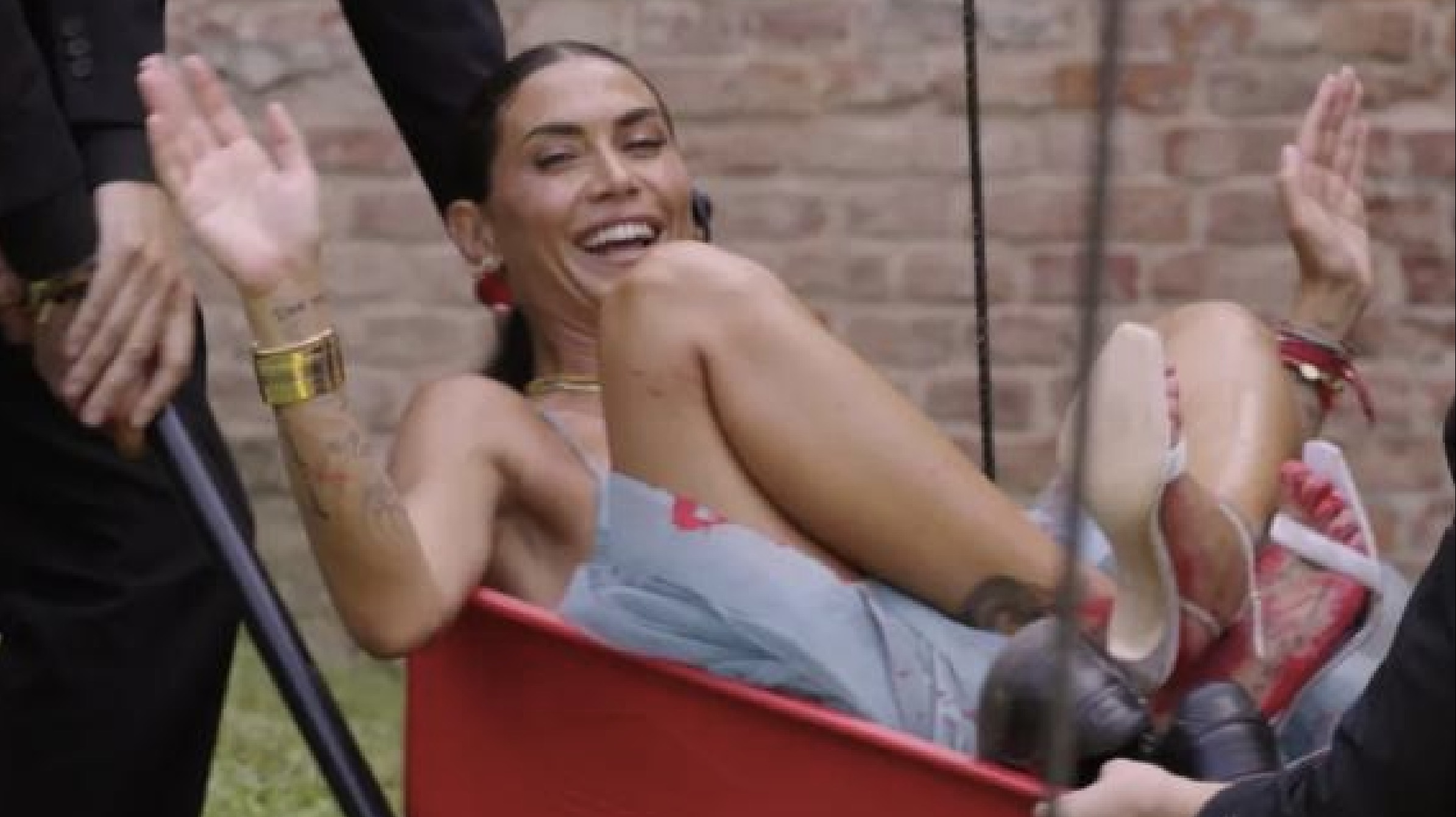 Red Carpet – Vip al Tappeto, Melissa Satta si presenta senza slip (ma perché?!): “Si è visto tutto”