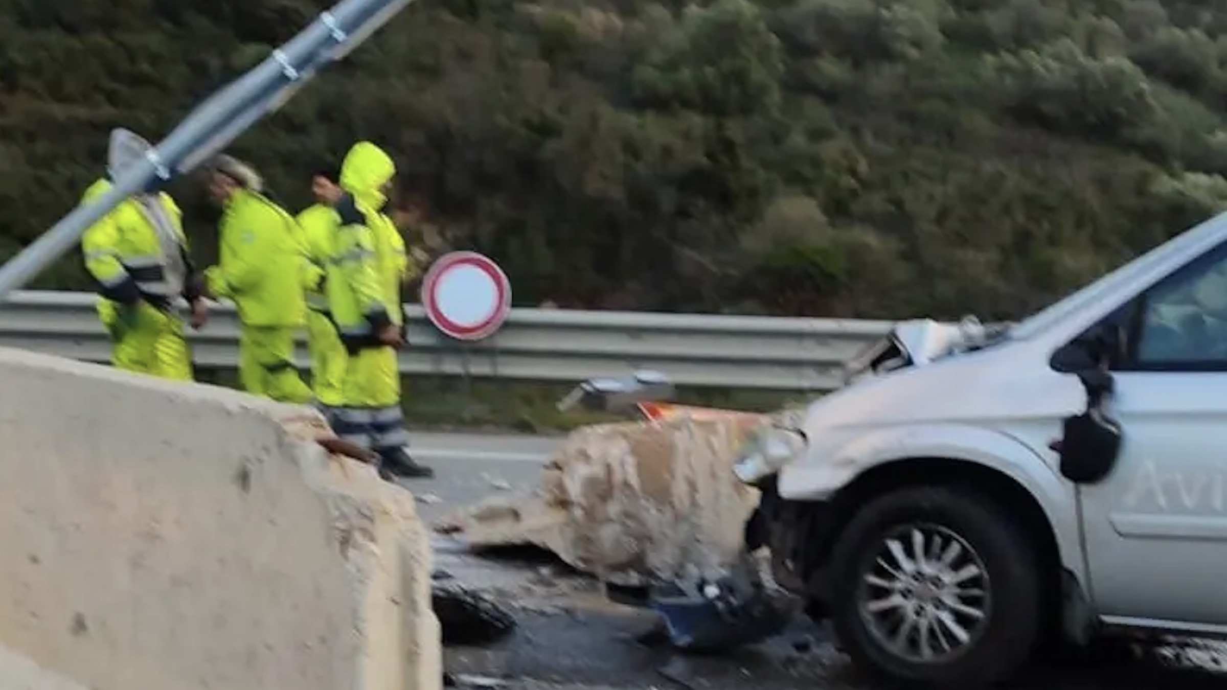 Muravera, galleria chiusa e subito primo incidente: auto contro lo sbarramento