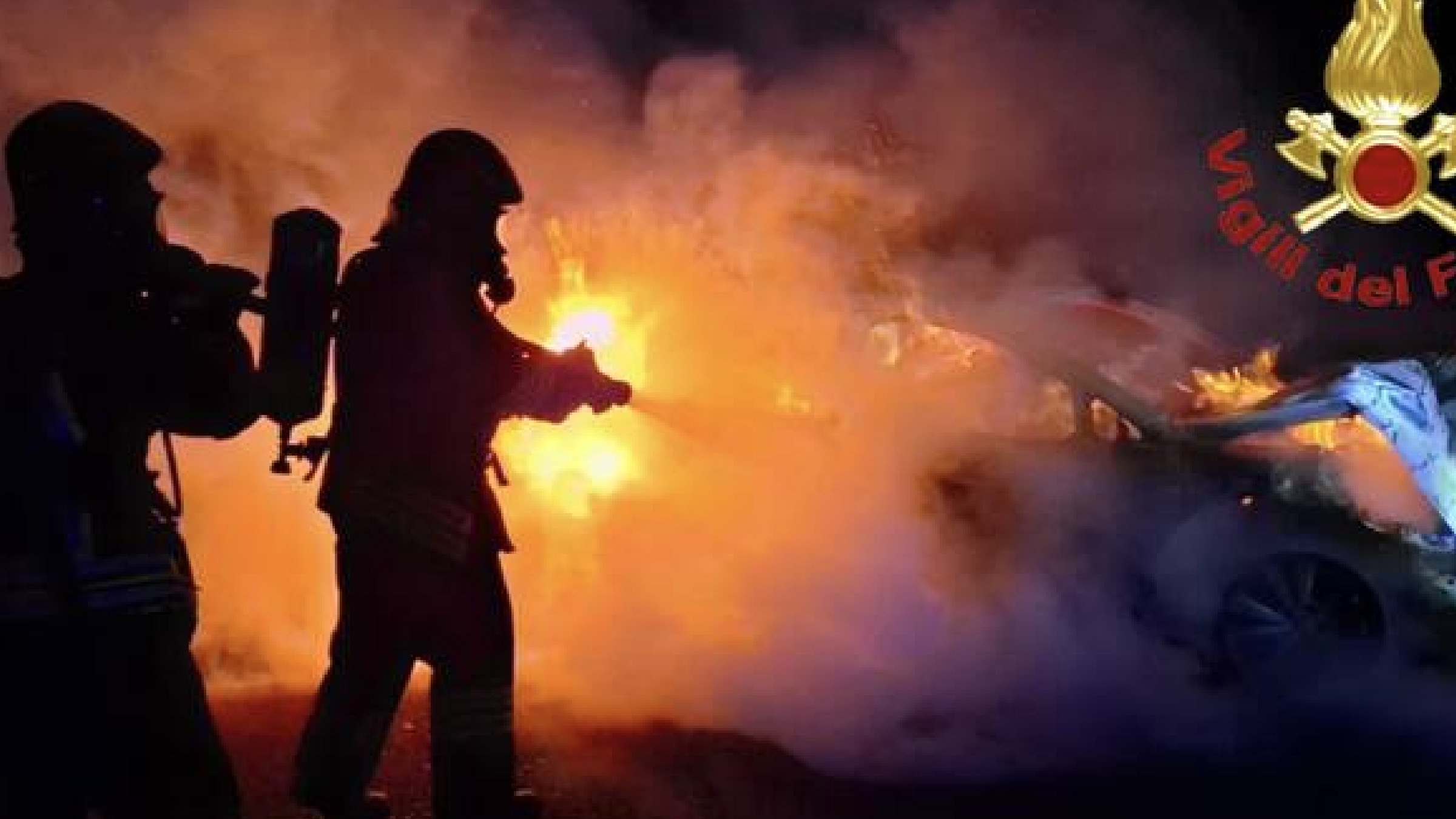 Lomazzo, incidente e auto in fiamme in A9: vigili del fuoco in azione 